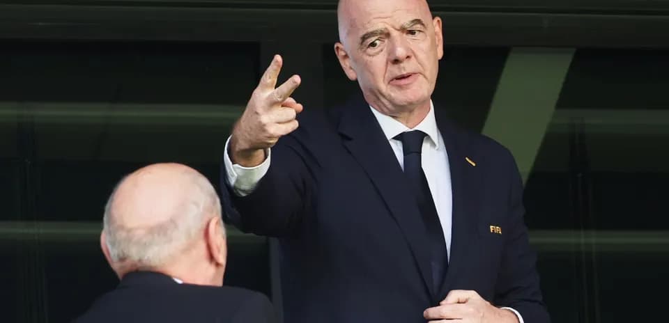Gianni Infantino parlant avec un homme en costume
