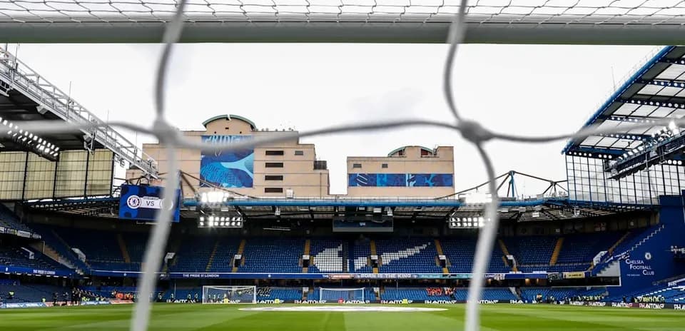 Vue du stade de Chelsea à travers le filet de but
