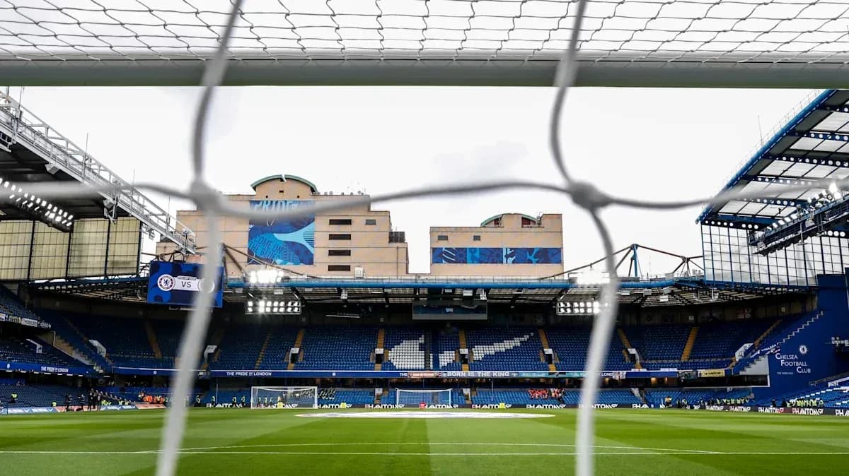 Vue du stade de Chelsea à travers le filet de but
