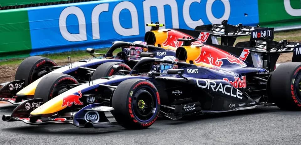 Deux voitures Red Bull en course sur circuit