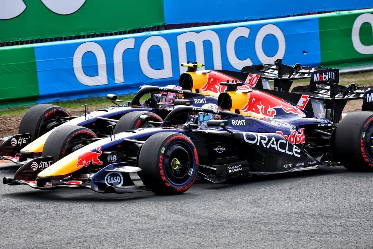 Deux voitures Red Bull en course sur circuit