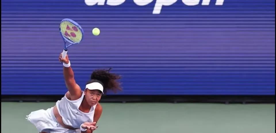 Joueuse servant sur le court lors de l'US Open
