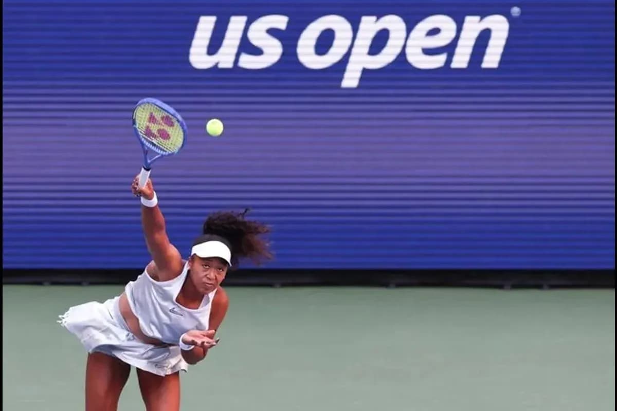 Joueuse servant sur le court lors de l'US Open