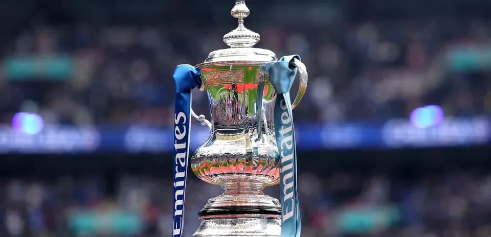 Trophée de la FA Cup avec rubans bleus