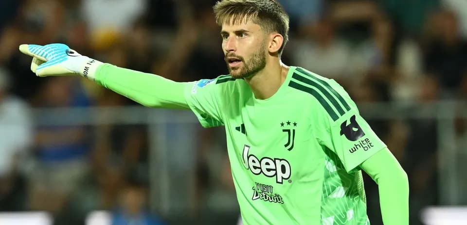 Gardien de but de la Juventus indiquant une instruction