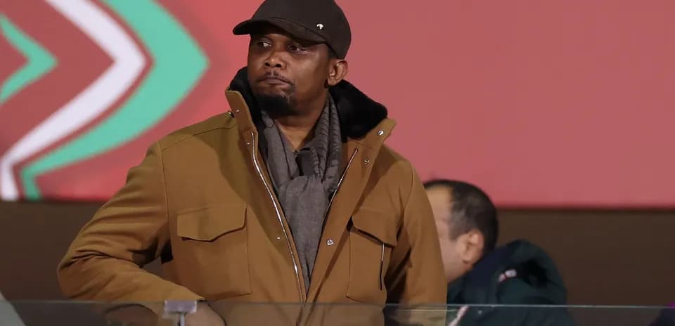 Homme en manteau observant depuis une tribune