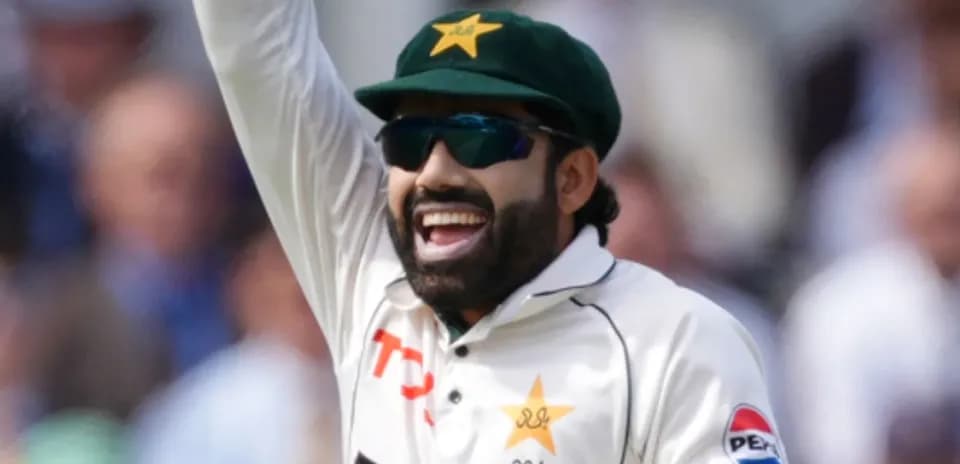 Joueur de cricket pakistanais célébrant une prise