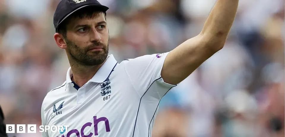 Joueur de cricket anglais saluant le public