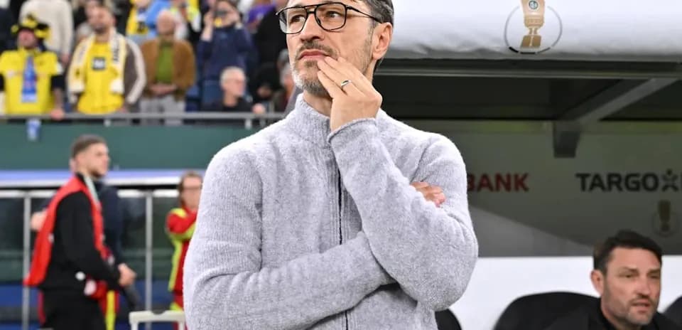Entraîneur pensif sur le banc lors du match