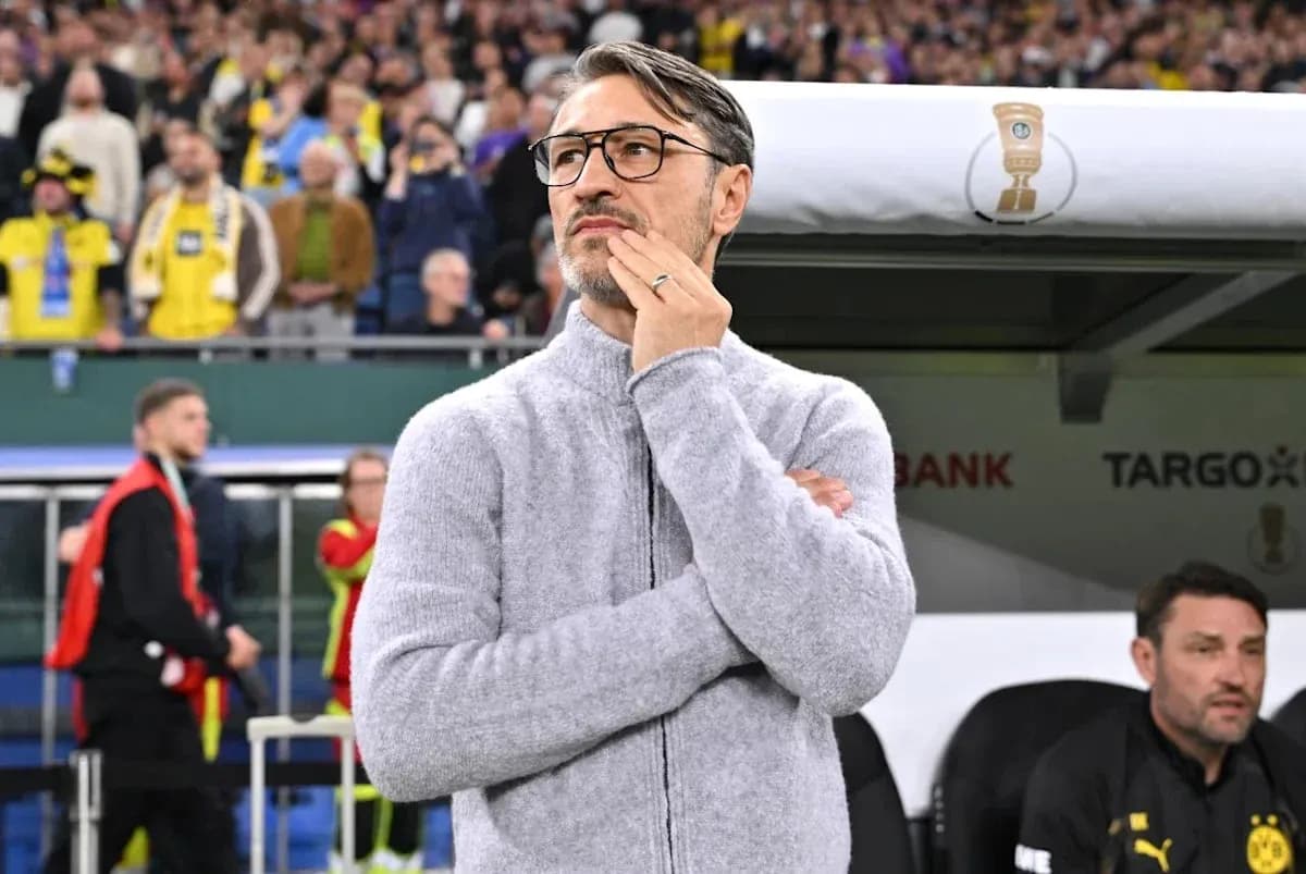 Entraîneur pensif sur le banc lors du match