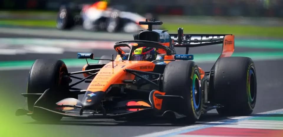 Voiture de F1 McLaren en course sur circuit