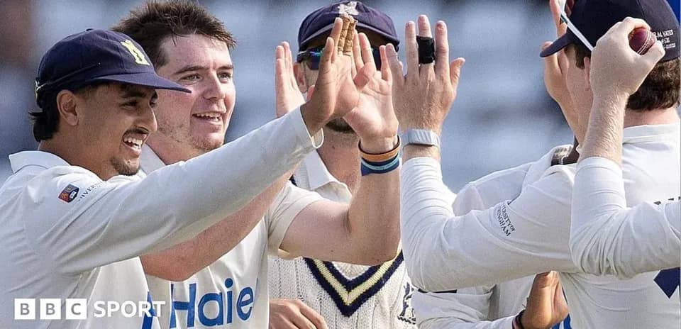 Joueurs célébrant un wicket lors d'un match de cricket