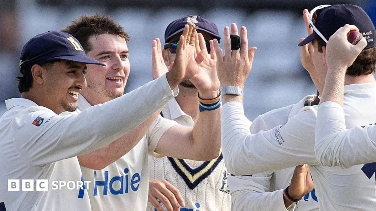 Joueurs célébrant un wicket lors d'un match de cricket