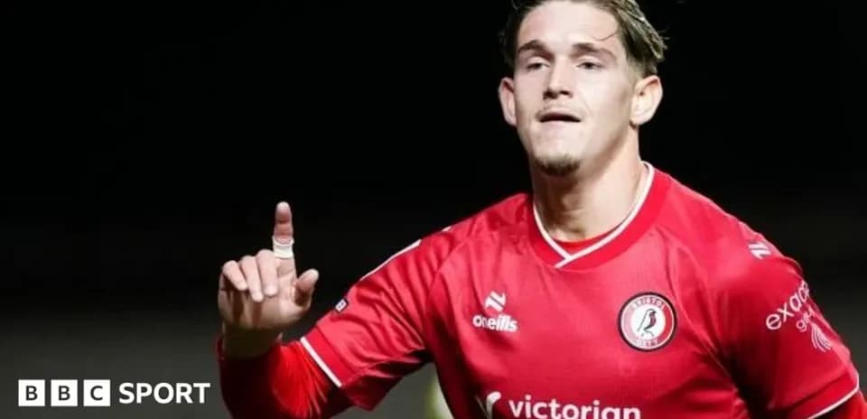 Joueur célébrant un but avec un maillot rouge