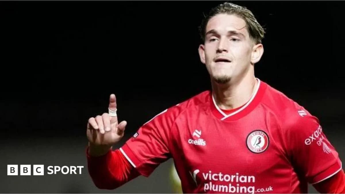 Joueur célébrant un but avec un maillot rouge