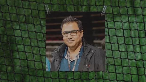 Homme souriant en veste avec lunettes