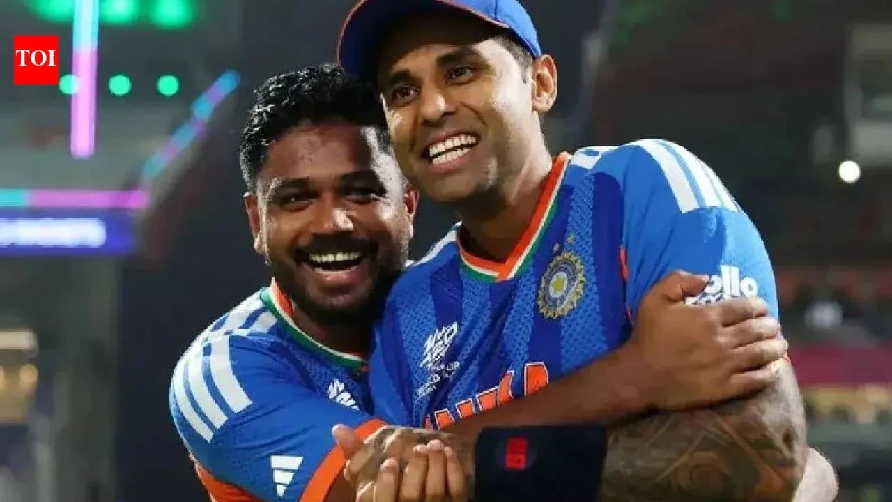 Deux joueurs de cricket célébrant ensemble sur le terrain