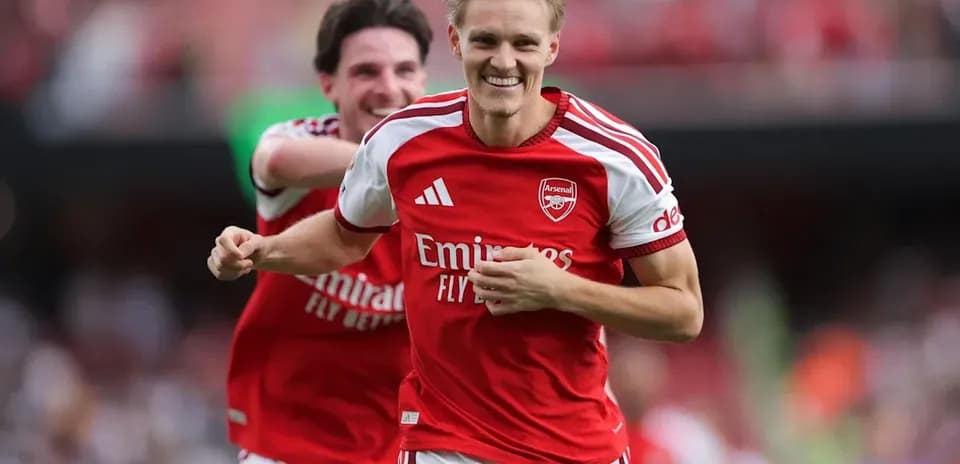 Joueur d'Arsenal célébrant un but avec un coéquipier