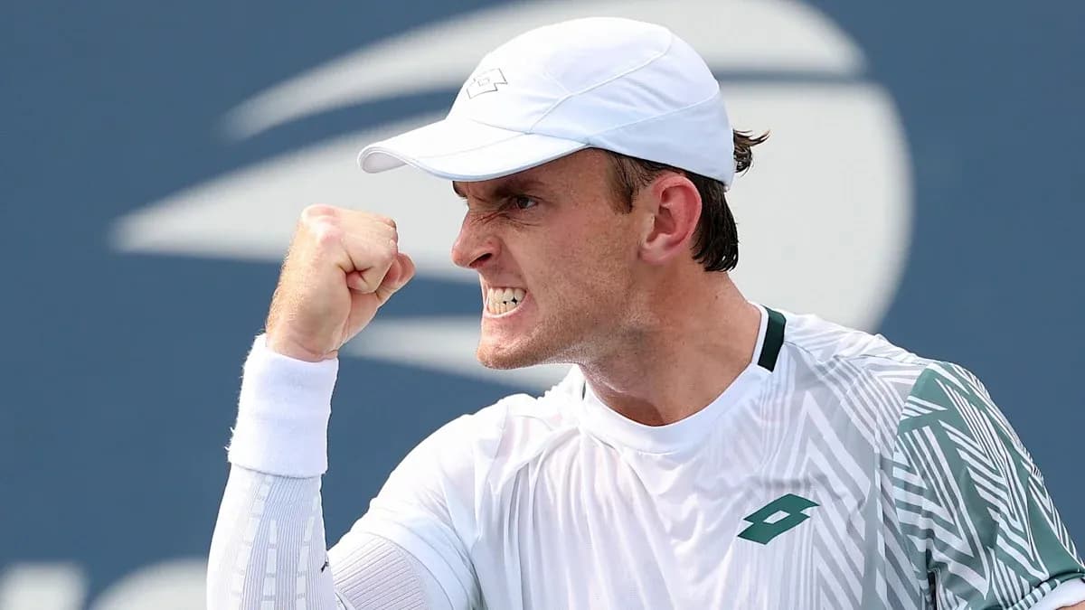 Joueur de tennis célébrant avec un poing levé