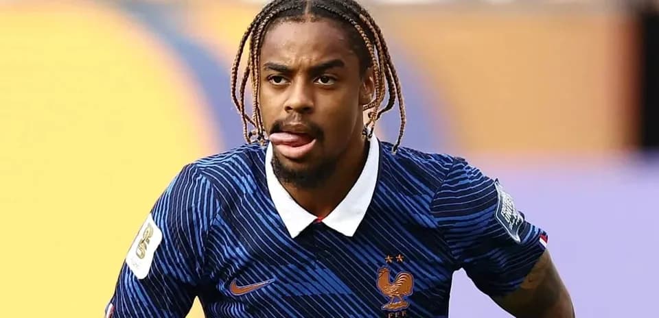 Joueur en action avec maillot de l'équipe de France