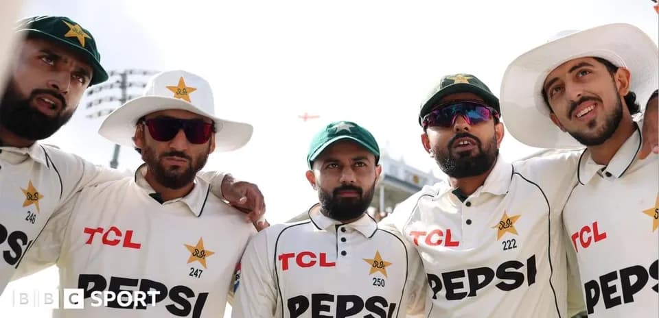 Quatre joueurs de cricket du Pakistan posant ensemble