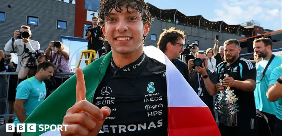 Pilote tenant un drapeau italien et célébrant
