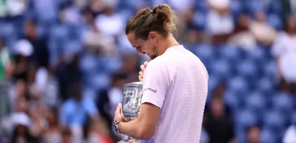 Joueur tenant le trophée après la victoire