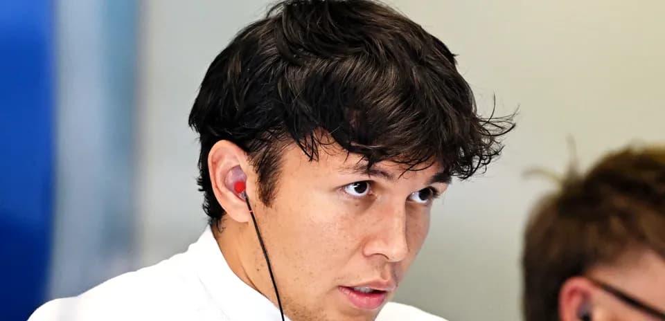 Pilote avec écouteurs lors d'une session