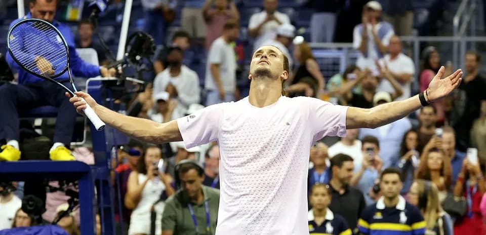 Joueur de tennis levant les bras après une victoire
