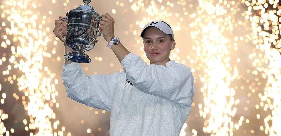Joueuse levant le trophée sous des feux d'artifice