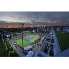 Vue aérienne d'un match de tennis au crépuscule