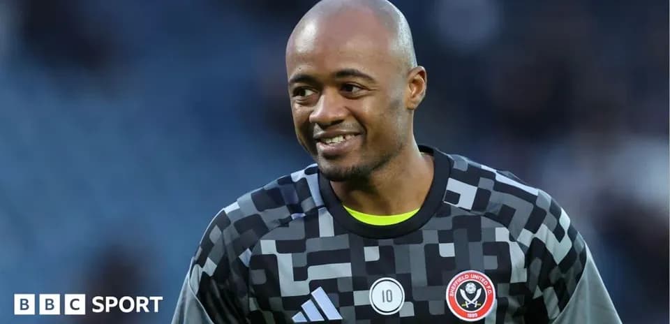Gardien de but souriant avant le match