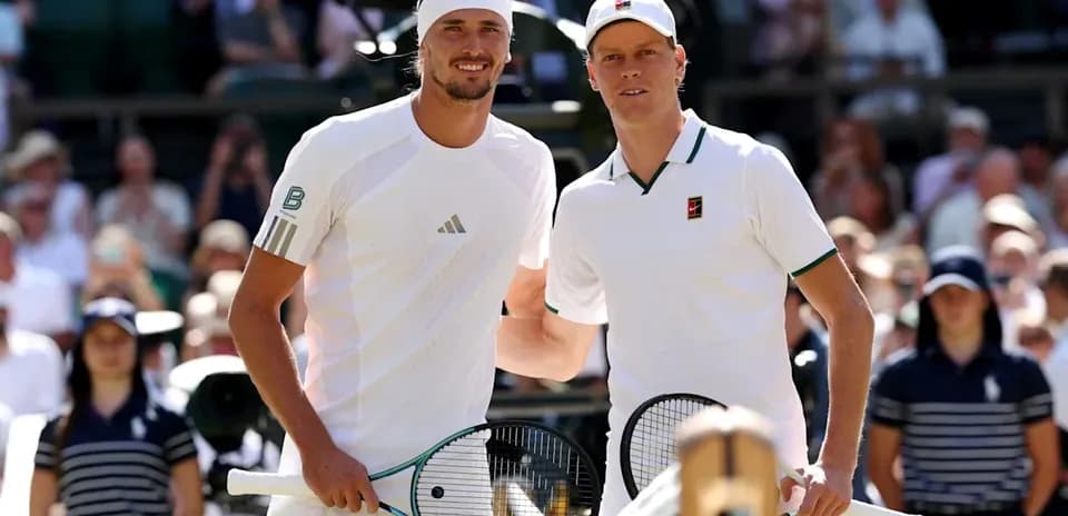 Deux joueurs de tennis posant avant le match