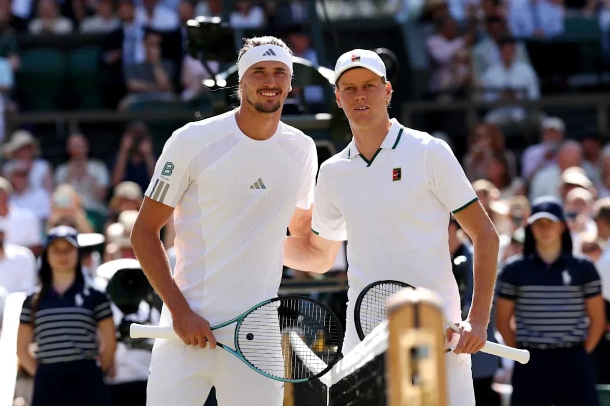 Deux joueurs de tennis posant avant le match