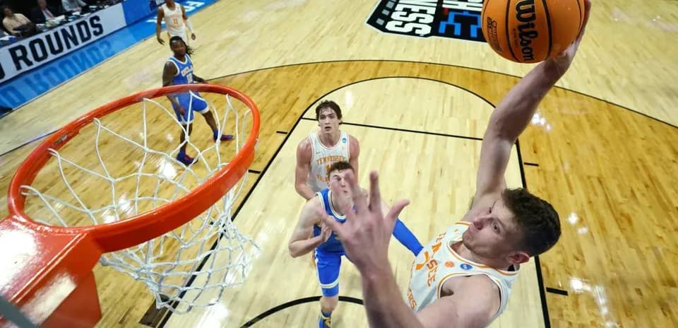 Joueur dunkant pendant un match de basketball