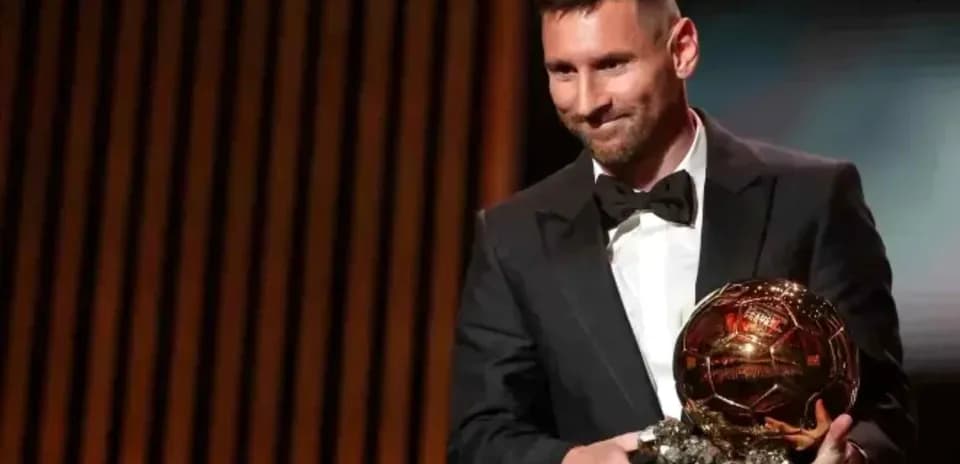 Lionel Messi tenant son Ballon d'Or sur scène