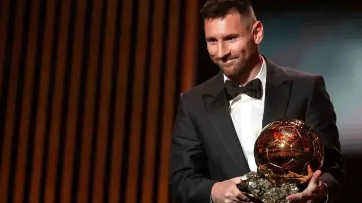 Lionel Messi tenant son Ballon d'Or sur scène