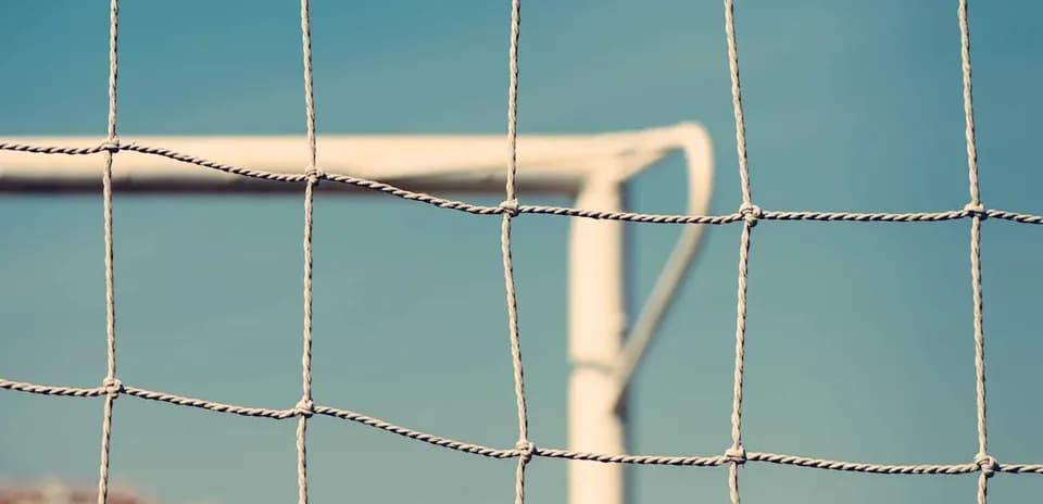 Filet de but de football avec un ciel bleu