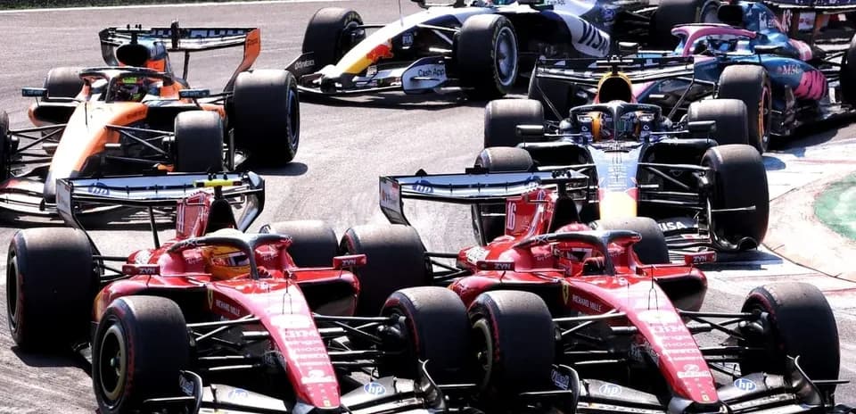 Cinq voitures de Formule 1 en pleine course
