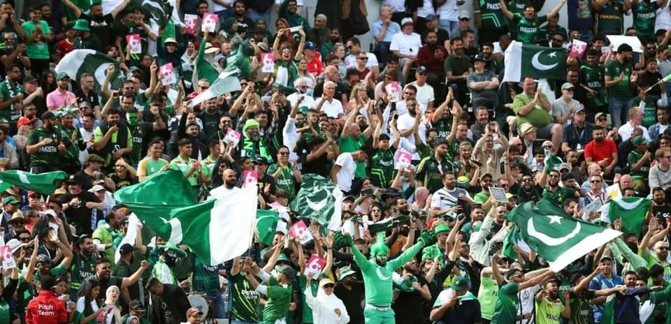 Supporters en fête avec des drapeaux du Pakistan