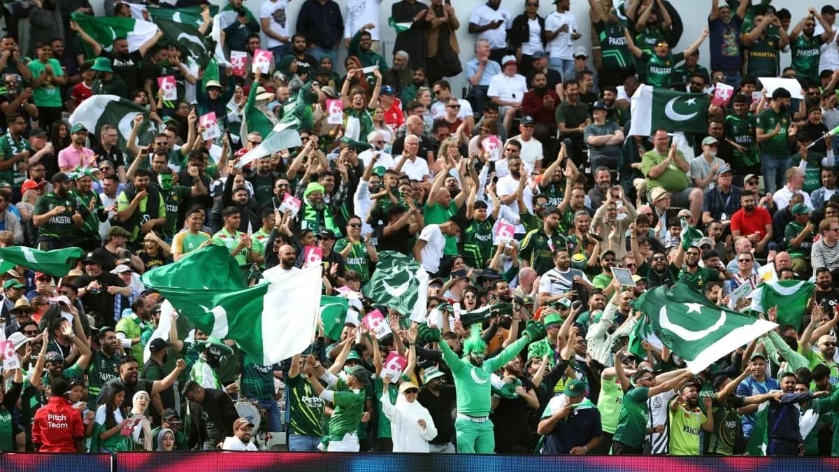 Supporters en fête avec des drapeaux du Pakistan