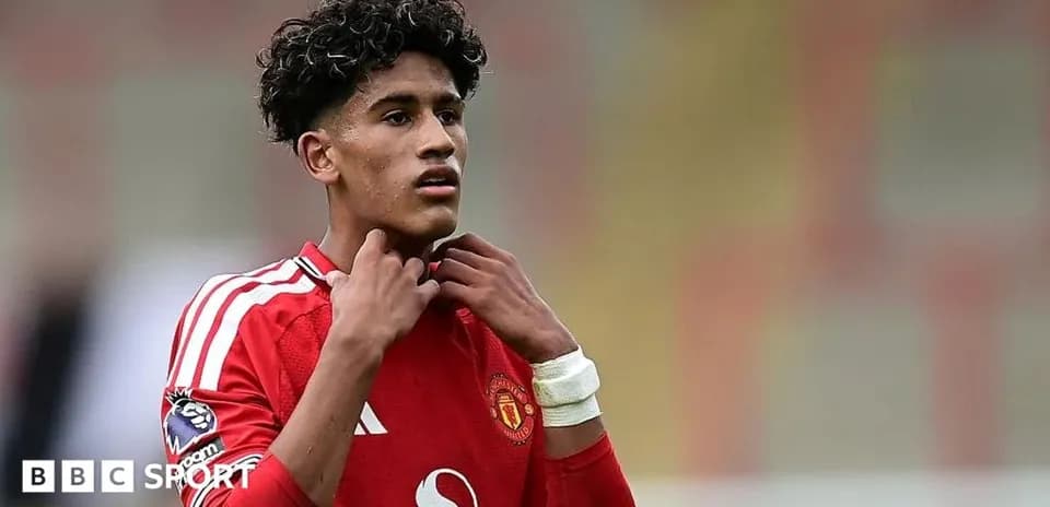 Joueur de Manchester United ajustant son maillot