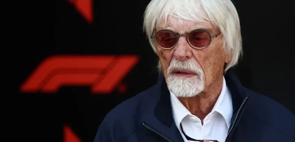 Person avec des lunettes au fond de F1