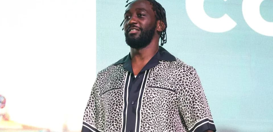 Homme portant une chemise à motifs sur scène