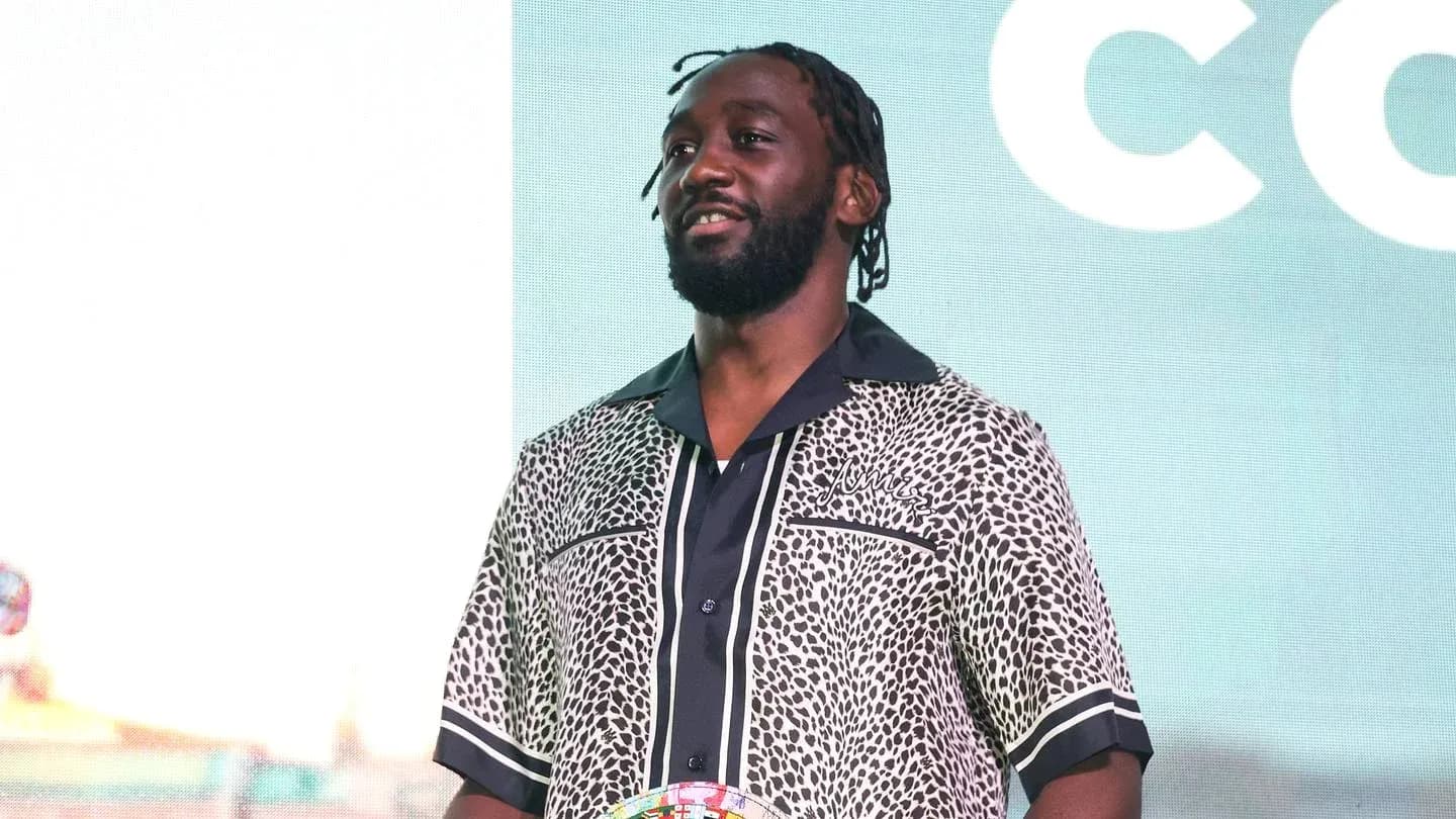 Homme portant une chemise à motifs sur scène