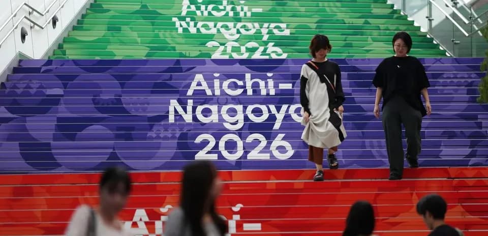 Escalier coloré avec inscription Aichi-Nagoya 2026