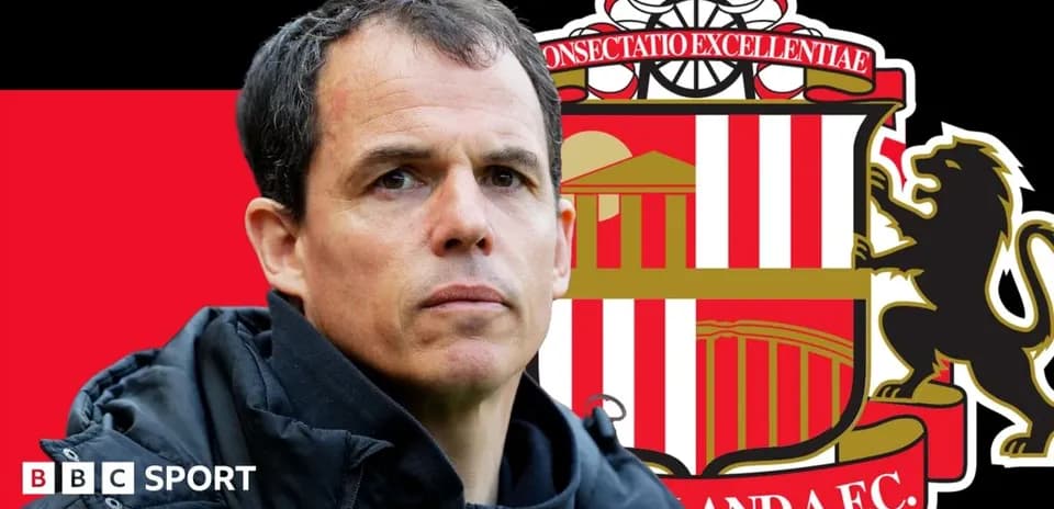 Entraîneur devant le logo de Sunderland A.F.C.