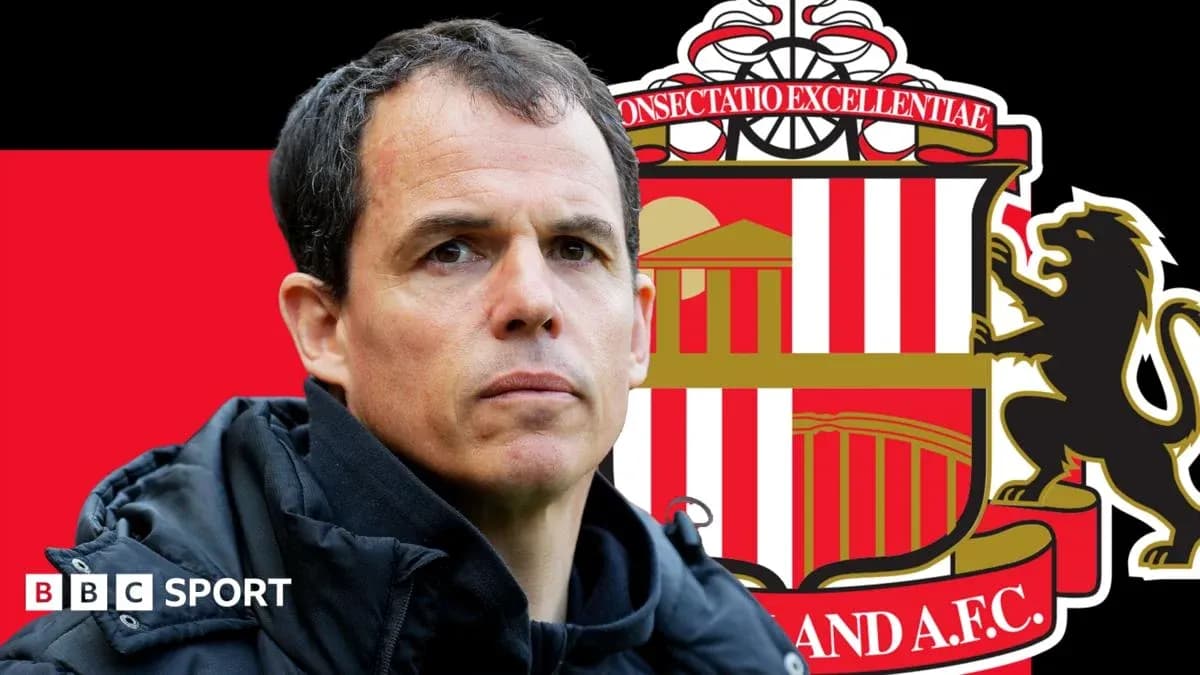 Entraîneur devant le logo de Sunderland A.F.C.