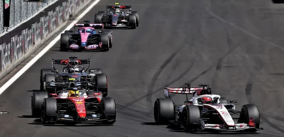 Voitures de F1 en course sur circuit