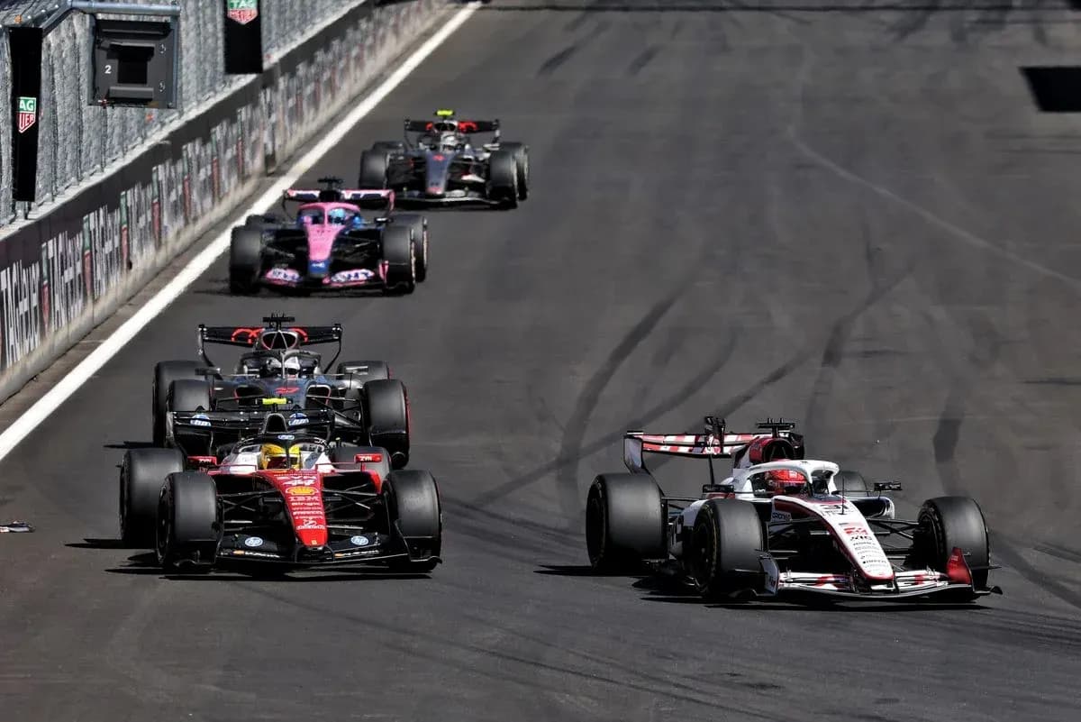 Voitures de F1 en course sur circuit Voitures de F1 en course sur circuit